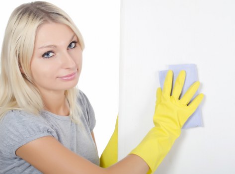 Detailed bathroom cleaning during an end of tenancy service in London